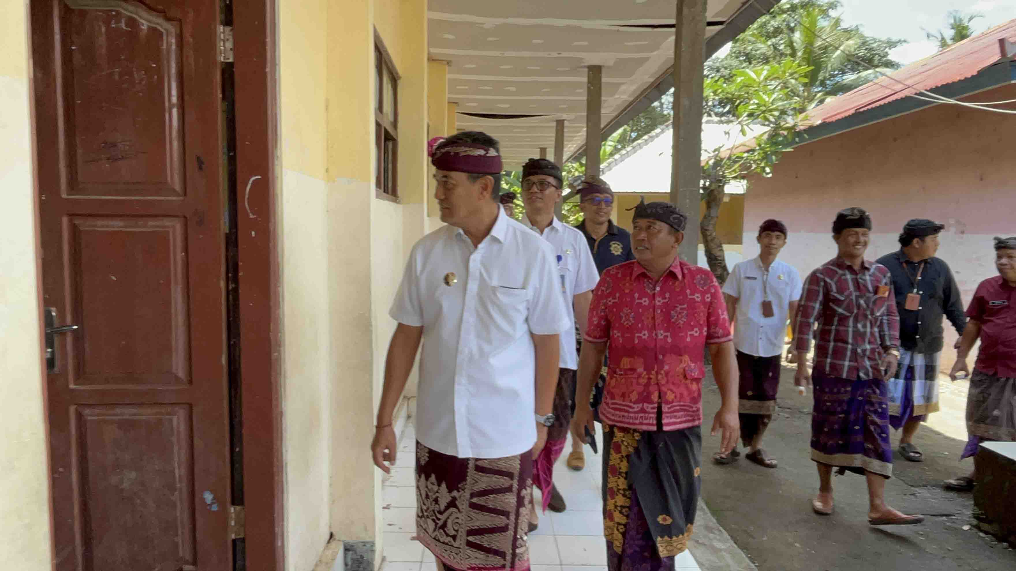 CEK SEKOLAH: Wakil Bupati Buleleng, Gede Supriatna (paling depan) saat mengecek kondisi sekolah di SDN 1 Silangjana.