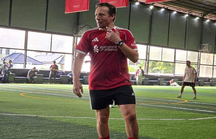 Legenda hidup klub sepak bola asal Inggris, Lucas Leiva saat bermain fun football melawan komunitas Big Reds Bali, Rabu (13/8) pagi