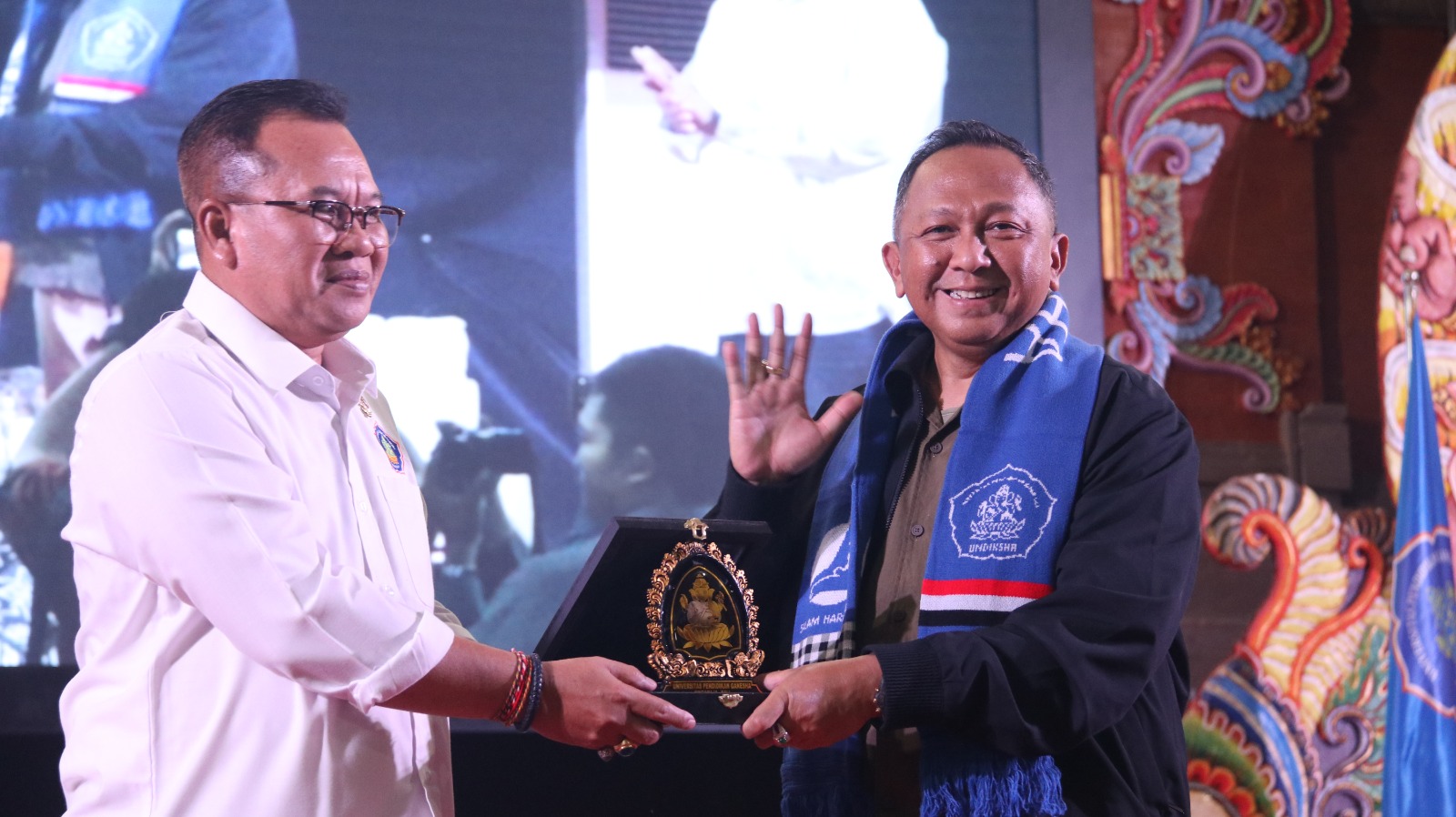 BEKALI MAHASISWA: Kajati Bali, Ketut Sumedana saat memberikan pembekalan kepada para mahasiswa baru di Undiksha.