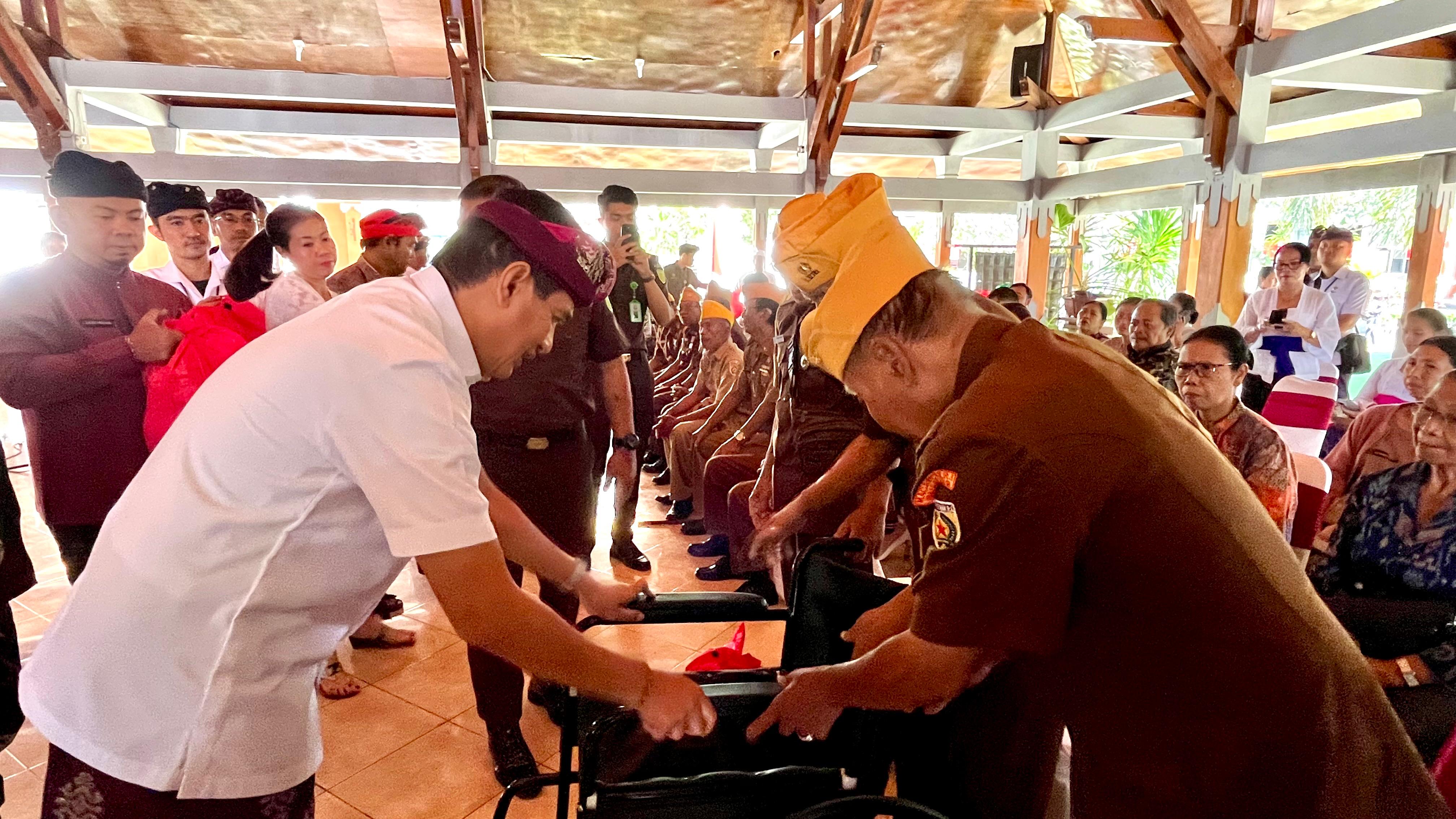TATAP MUKA: Wakil Bupati Buleleng, Gede Supriatna (kiri) saat melakukan tatap muka dengan para veteran.