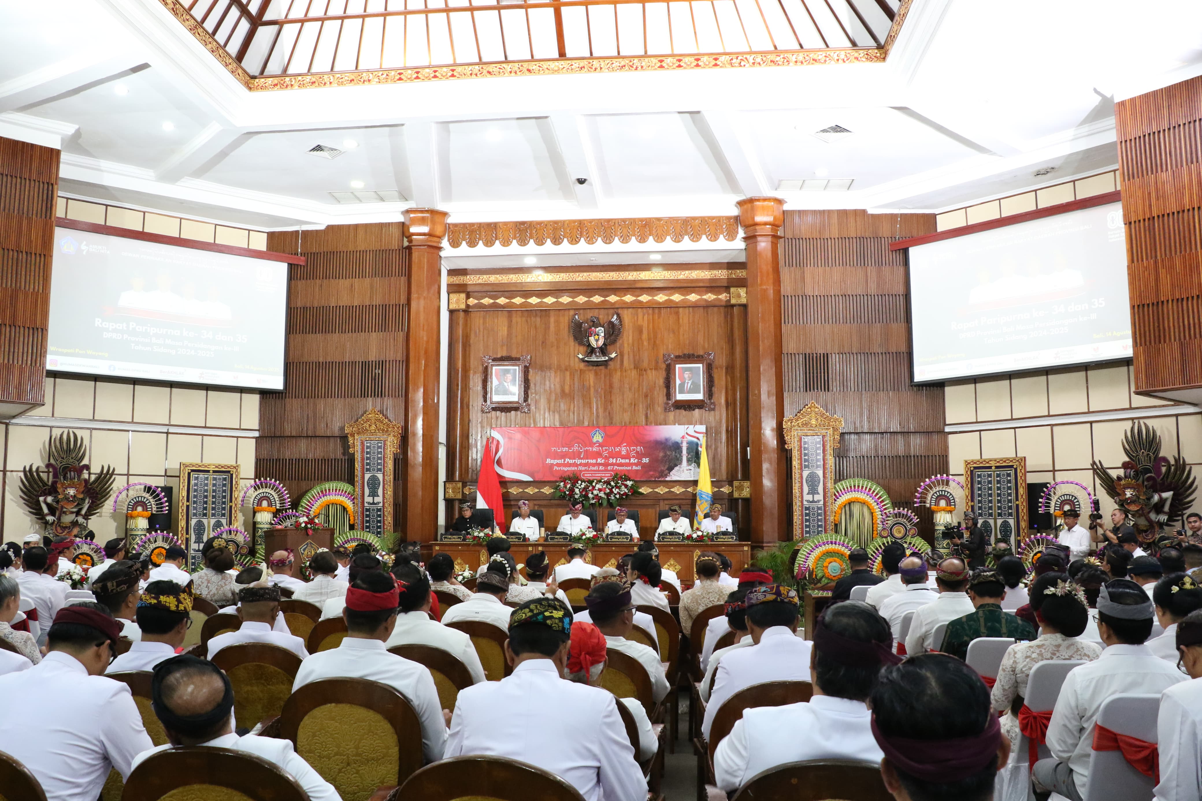 KILAT KHUSUS: Suasana rapat paripurna DPRD Bali dengan agenda pengesahan Perda Bale Kertha Adhyaksa.