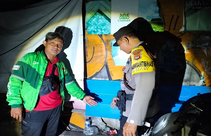 Kepolisian mendatangi lokasi tewasnya Irwan Hermadi, 59, di kawasan objek wisata Pantai Padang-Padang, Pecatu, Kuta Selatan, Badung.