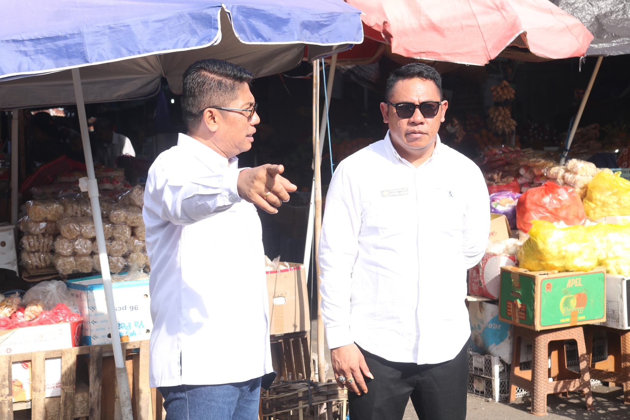 LIHAT PASAR: Ketua Komisi III DPRD Buleleng, Ketut Susila Umbara (kiri) dan Anggota Komisi III DPRD Buleleng, Ketut Dody Tisna Adi (kanan) saat mengecek kondisi di Pasar Anyar Singaraja belum lama ini