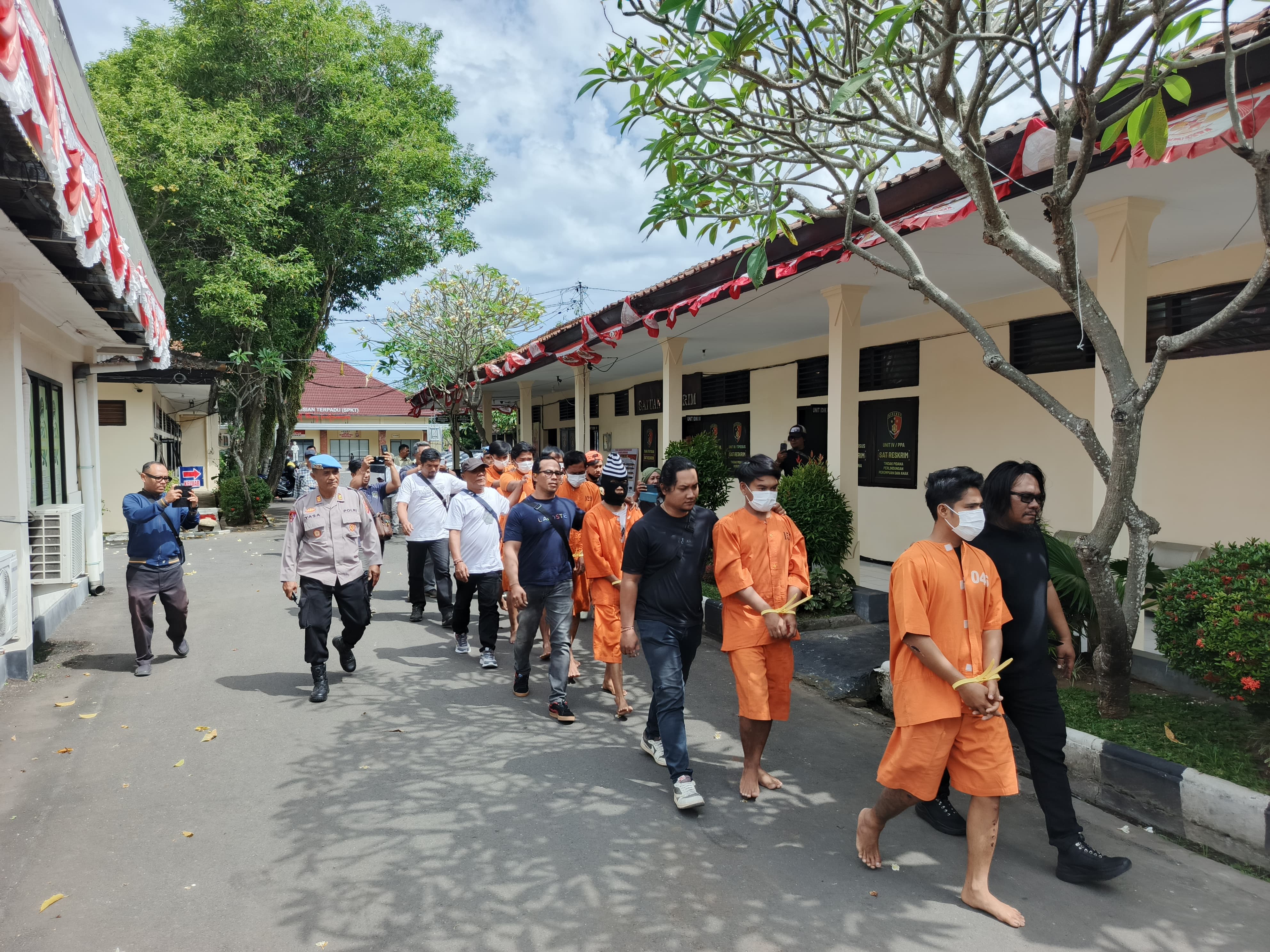 RESIDIVIS HINGGA ANAK: Para pelaku pencurian yang ditangkap aparat kepolisian Polres Jembrana.