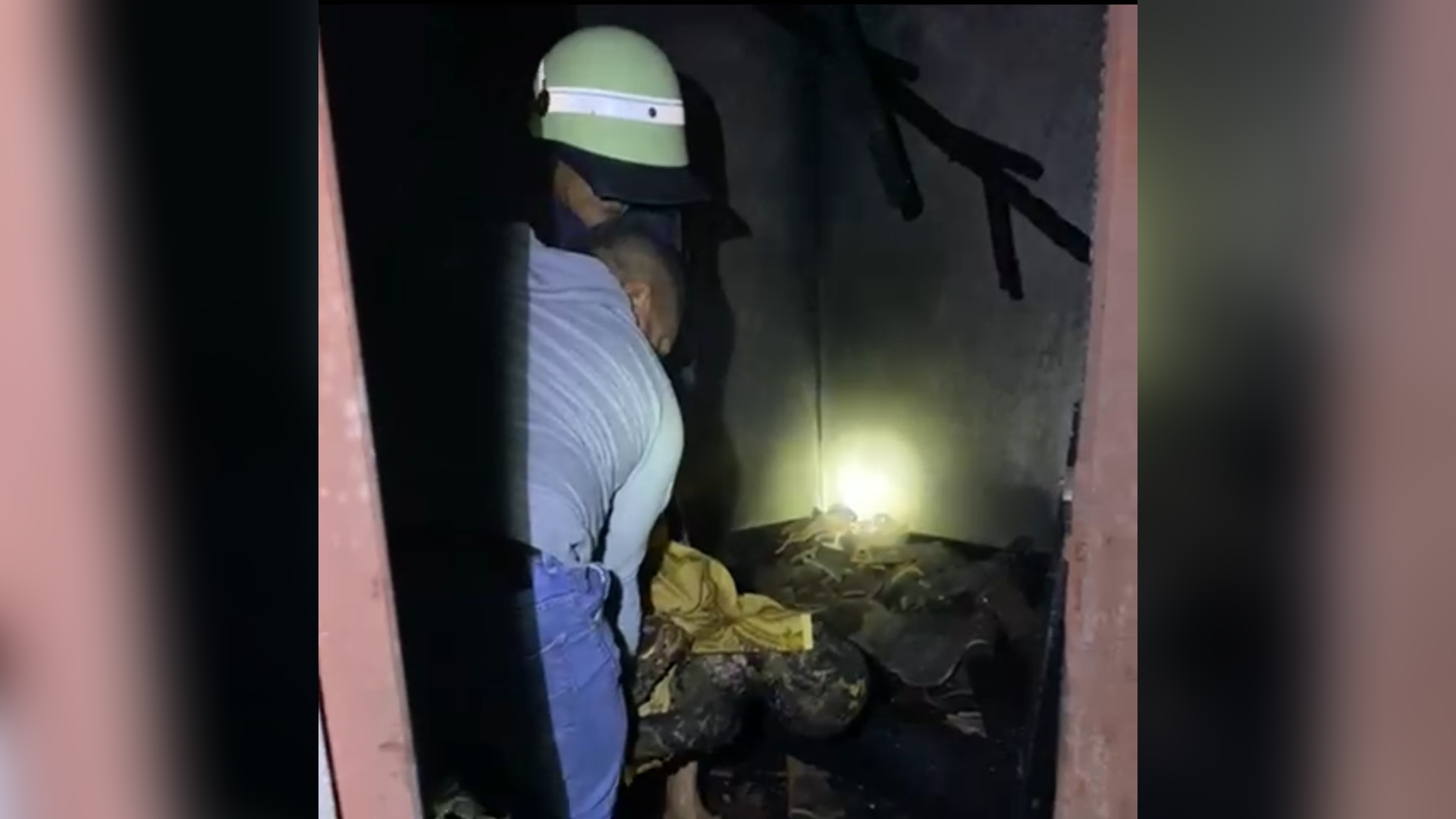 KEBAKARAN: Petugas pemadam kebakaran memadamkan api sekaligus mengevakuasi seorang lansia yang menjadi korband alam insiden kebakaran rumah di Jembrana, Bali.