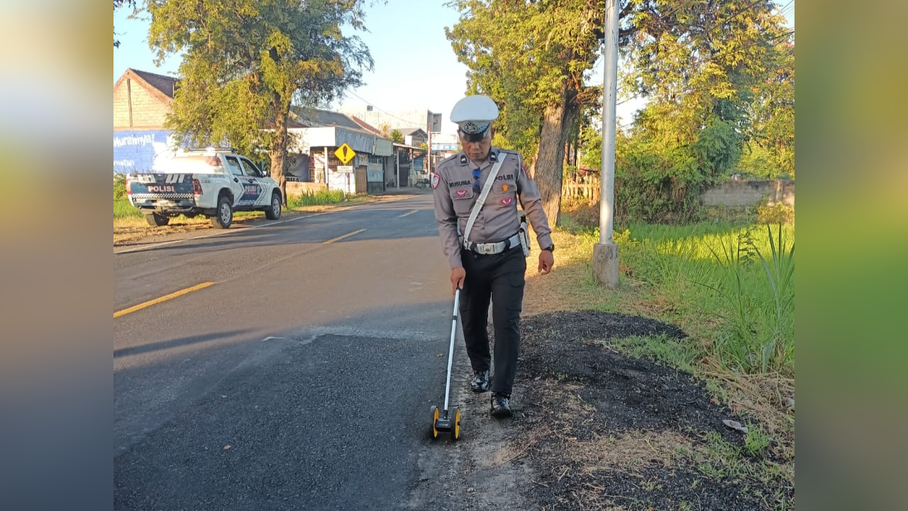 OLAH TKP: Personel Satuan Lalu Lintas Polres Buleleng melakukan olah TKP peristiwa kecelakaan lalu lintas di Jalan Raya Singaraja-Lovina.