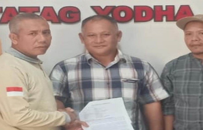 Fauzi (kiri) bersama perwakilan Sohihul, ketika RJ di Polres Buleleng. Kasus saling tebas di Desa Pegayaman berakhir secara kekeluargaan.