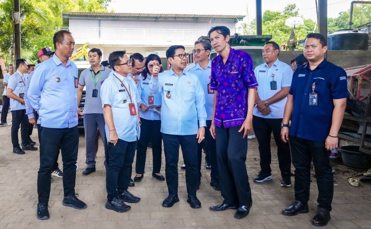 CEK PENGELOLAAN SAMPAH: Bupati Badung, Wayan Adi Arnawa (tengah) mengecek salah satu TPST di Badung.