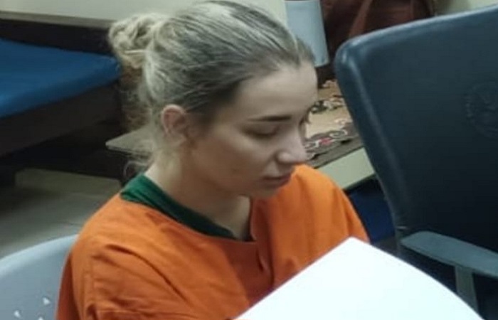 Pelaku penyelundupan narkoba jenis baru asal Ukraina bernama Kateryna Vakarova usia 21 tahun jalani pemeriksaan maraton.