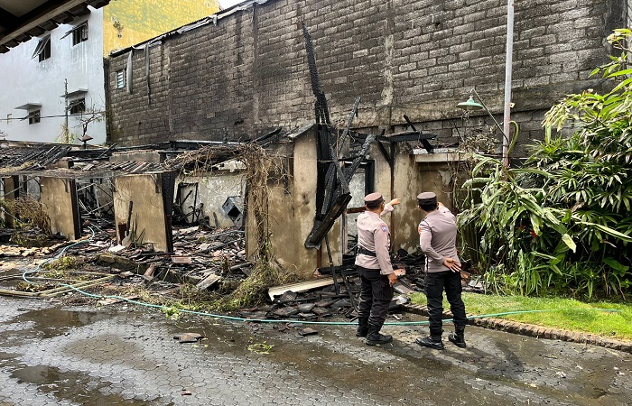 Polisi berada di gudang penyimpanan screen sablon dan kertas milik PT Tomton Busana Garment Manufacturer and Exporter yang terbakar, kemarin.