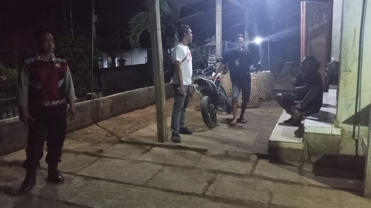 OLAH TKP: Polisi mendatangi lokasi pengeroyokan yang terjadi di Desa Temukus, Kabupaten Buleleng, Bali.