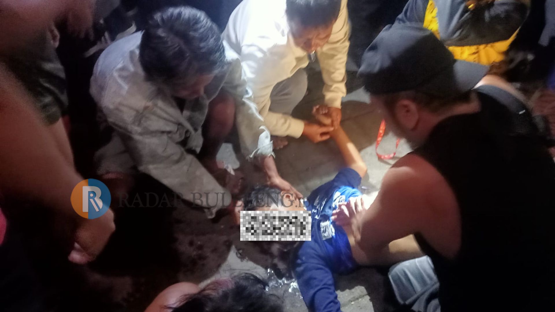 EVAKUASI: Warga berusaha memberikan nafas bantuan kepada pelajar yang nekat melakukan ulah pati.