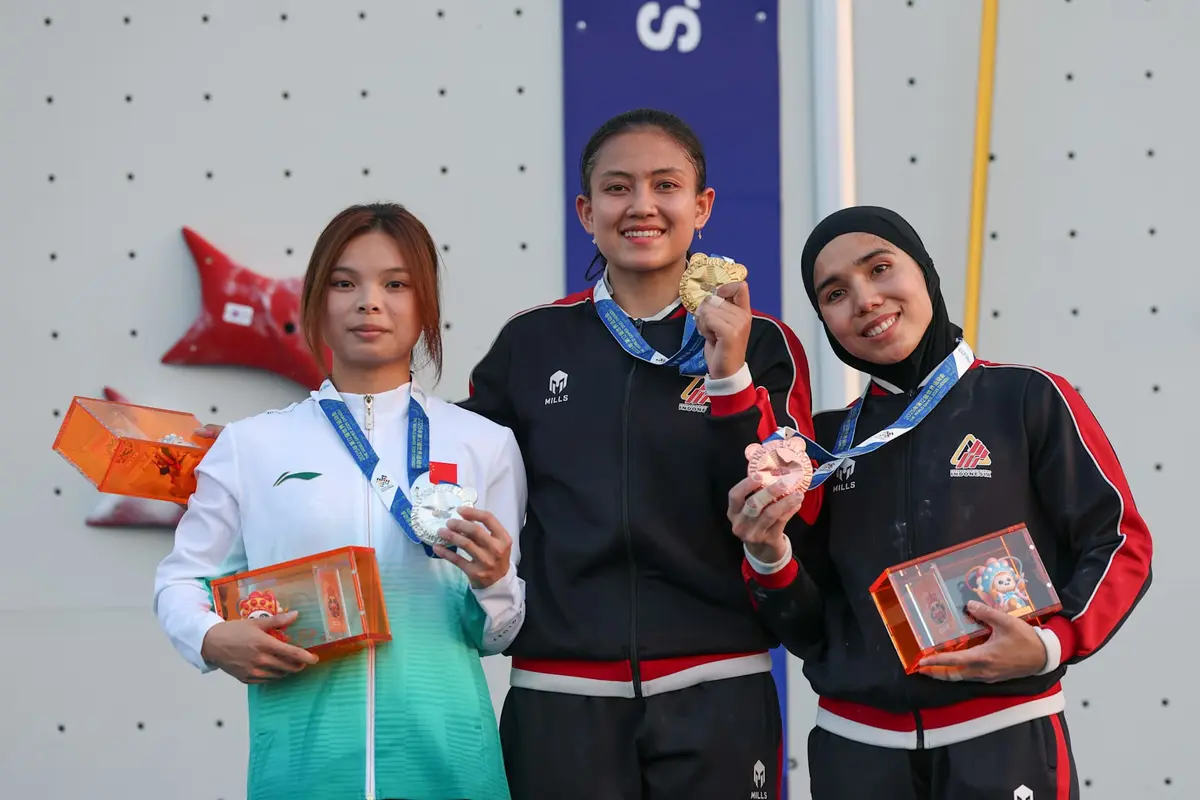REBUT EMAS: Atlet asal Buleleng, Desak Made Rita Kusuma Dewi (tengah) merebut medali emas pada kompetisi panjat tebing speed 4 pada kejuaraan dunia, The World Games 2025 di Chengdu, Tiongkok.