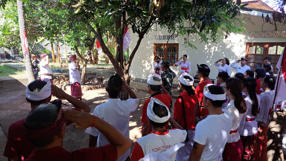 KHIDMAT: Suasana upacara bendera di rumah kos Raden Soekemi di Jalan Gunung Batur Nomor 1. Ini menjadi yang pertama kali dilakukan.