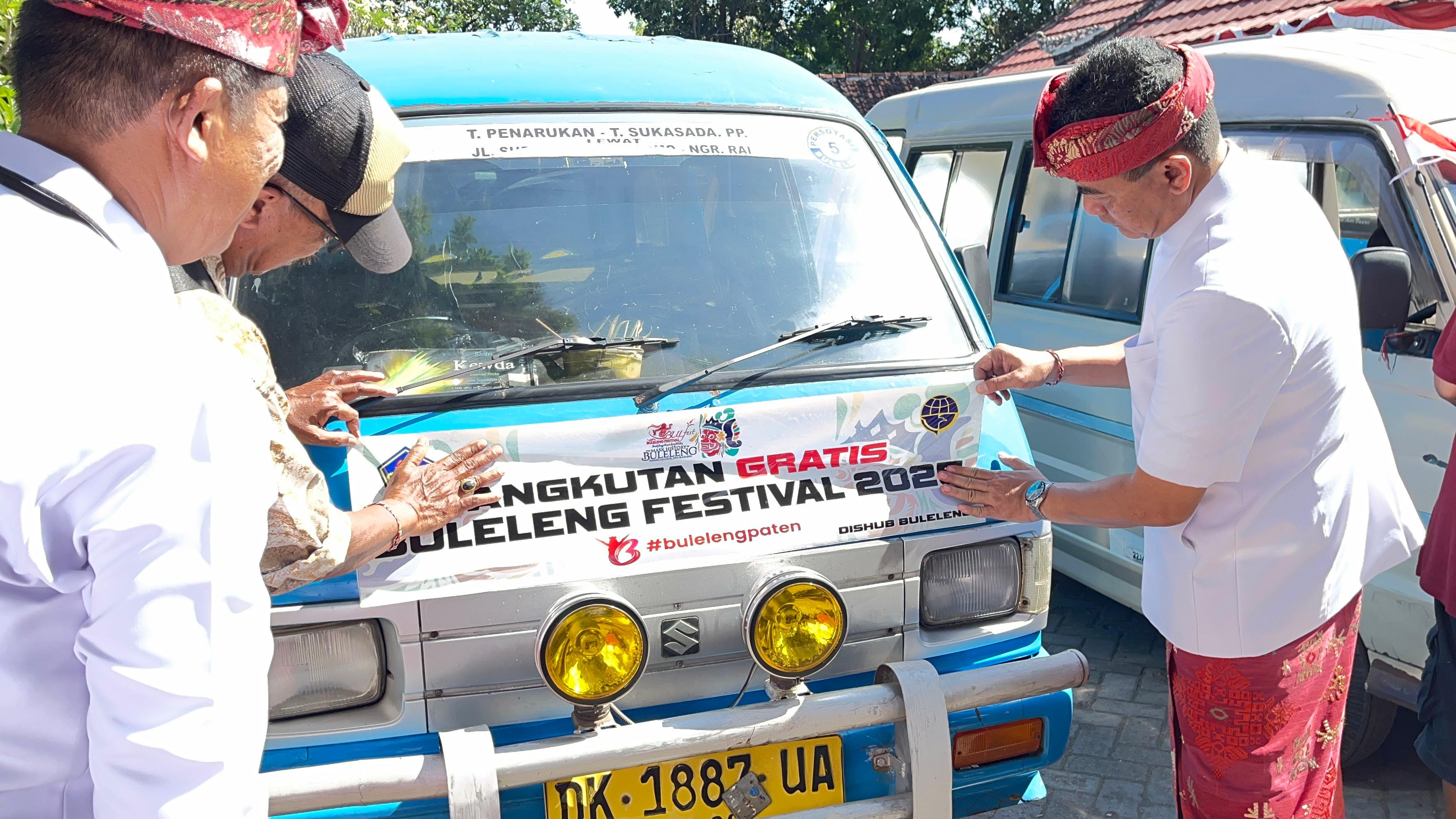 ANGKOT GRATIS: Salah satu armada angkot yang menjadi angkutan gratis pada Buleleng Festival. Angkutan itu dipasangi stiker khusus.