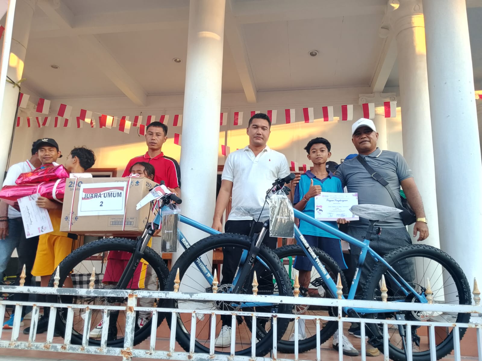 HADIAH MAS WAPRES: Sejumlah siswa berfoto di depan sepeda gunung hadiah dari Wakil Presiden RI Gibran Rakabuming Raka, serangkaian HUT Kemerdekaan ke-80 RI.