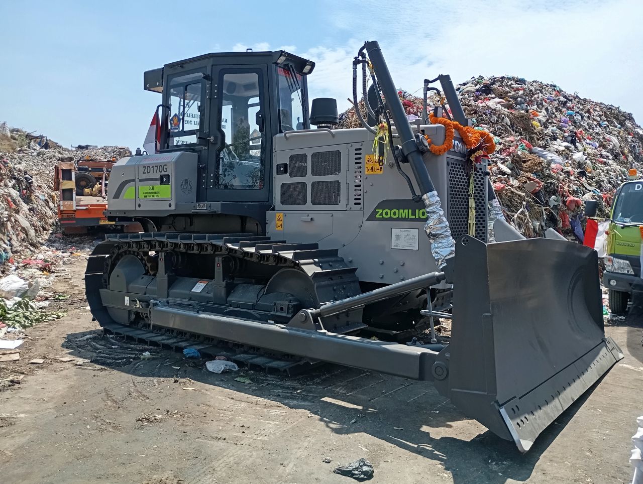 ARMADA BARU: Armada bulldozer yang akan digunakan untuk mengatur timbunan sampah di TPA Bengkala.