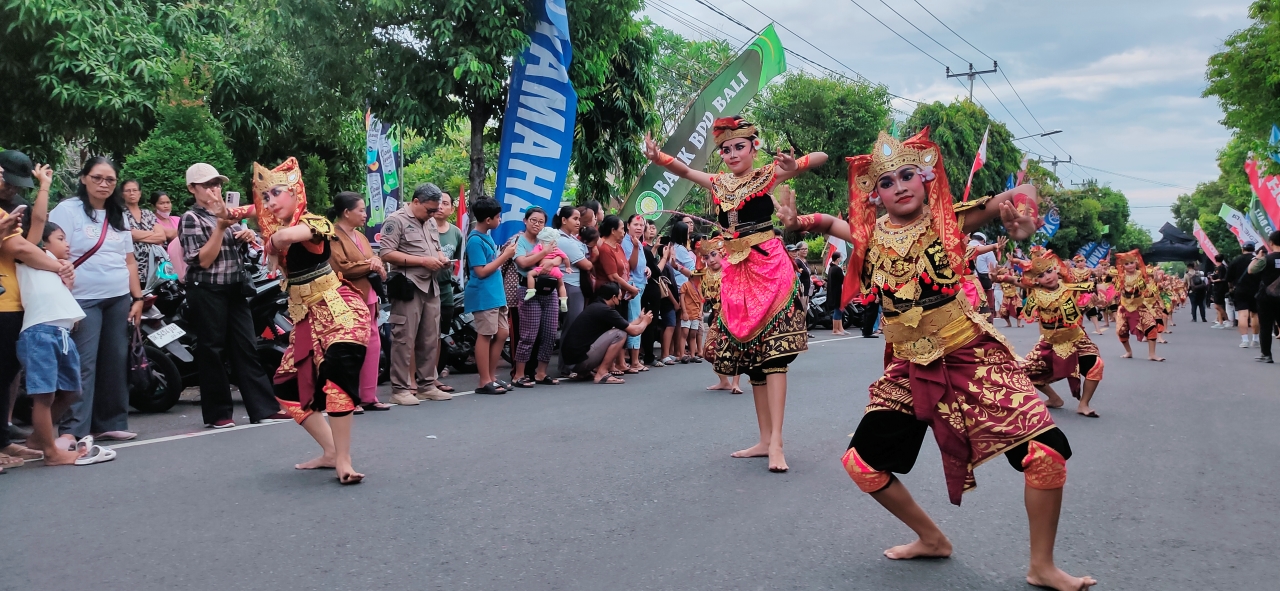 KOLOSAL: Tari magerumbungan yang ditarikan oleh 150 orang penari. Tarian tersebut menjadi pembuka Buleleng Festival 2025.
