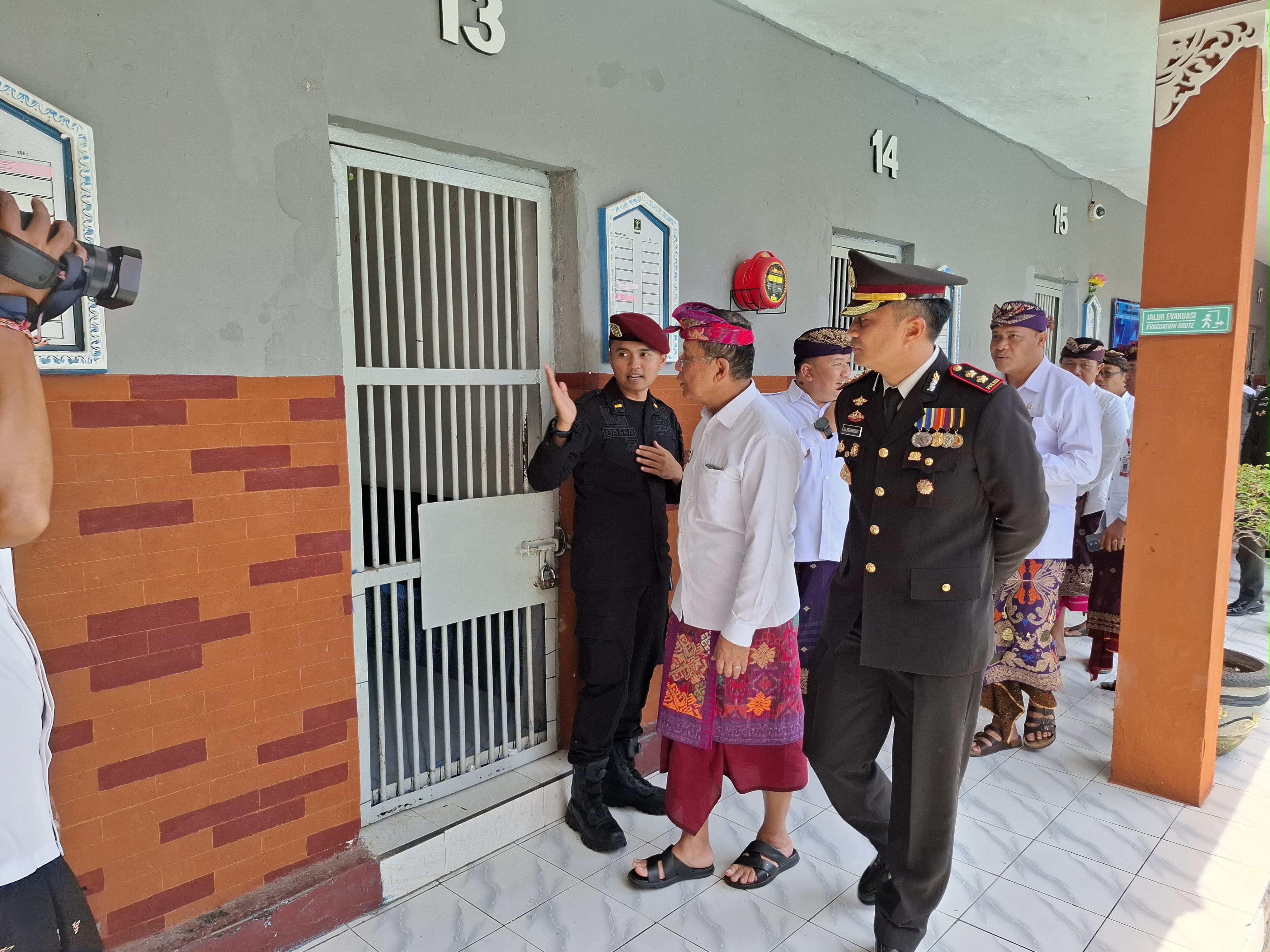 CEK LAPAS: Wakil Bupati Buleleng, I Nyoman Sutjidra (pakaian adat) saat mengecek kondisi di Lapas Singaraja.