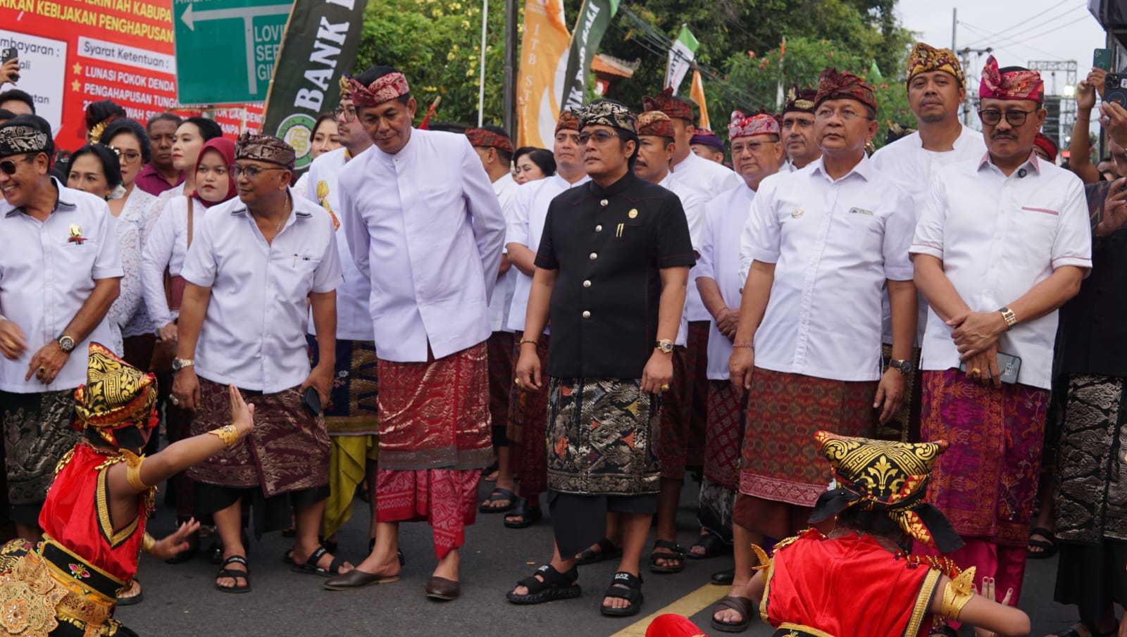 BUKA BULFEST: Wakil Gubernur Bali, Nyoman Giri Prasta (baju hitam) saat menghadiri ajang Buleleng Festival 2025.
