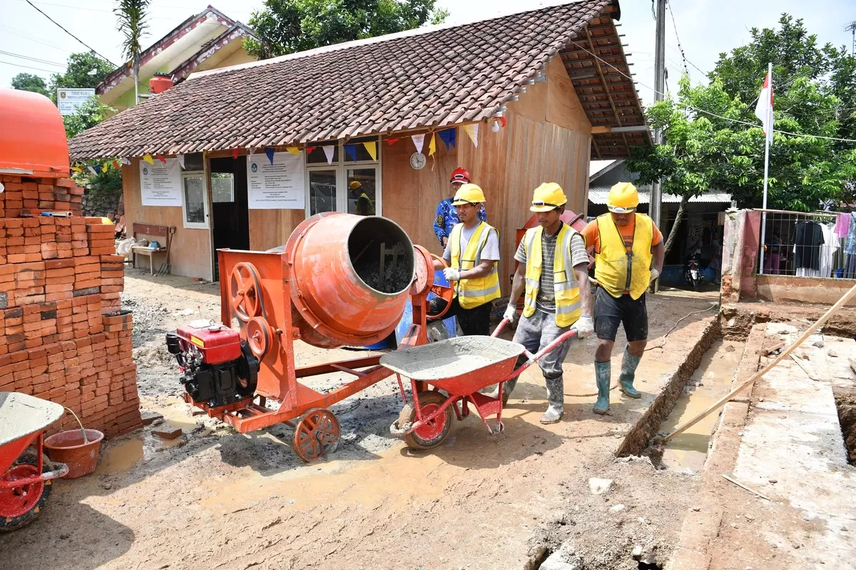 Proses revitalisasi SD Negeri Leuwibatu 02 dan 03, Kabupaten Bogor, Jawa Barat. Siswa dan Guru antusias menyambut programini karena mereka bisa belajar dan mengajar lebih nyaman.