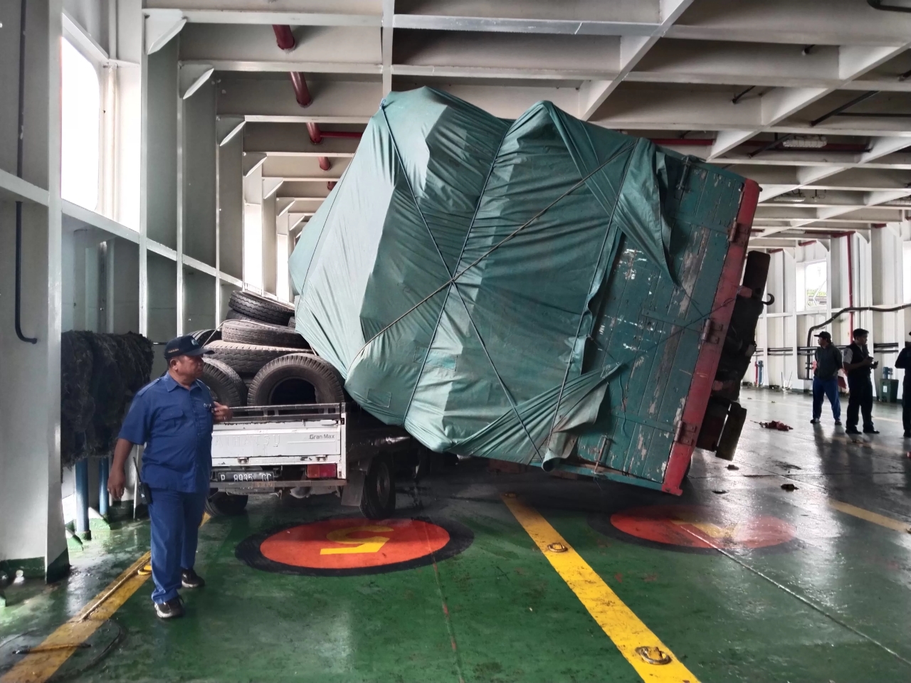TERGULING: Truk terguling di lambung KMP Surya Ayla yang berlayar di perairan Selat Bali. Truk terguling dampak cuaca buruk.