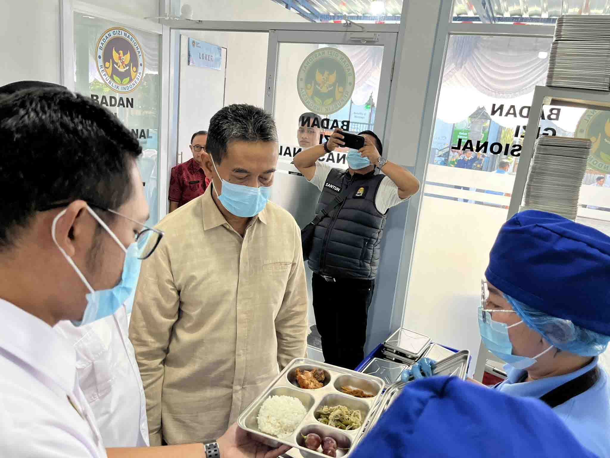 CEK MENU: Wakil Bupati Buleleng, Gede Supriatna (tengah) saat mengecek menu Makan Bergizi Gratis (MBG) yang diberikan kepada siswa di Kecamatan Busungbiu.