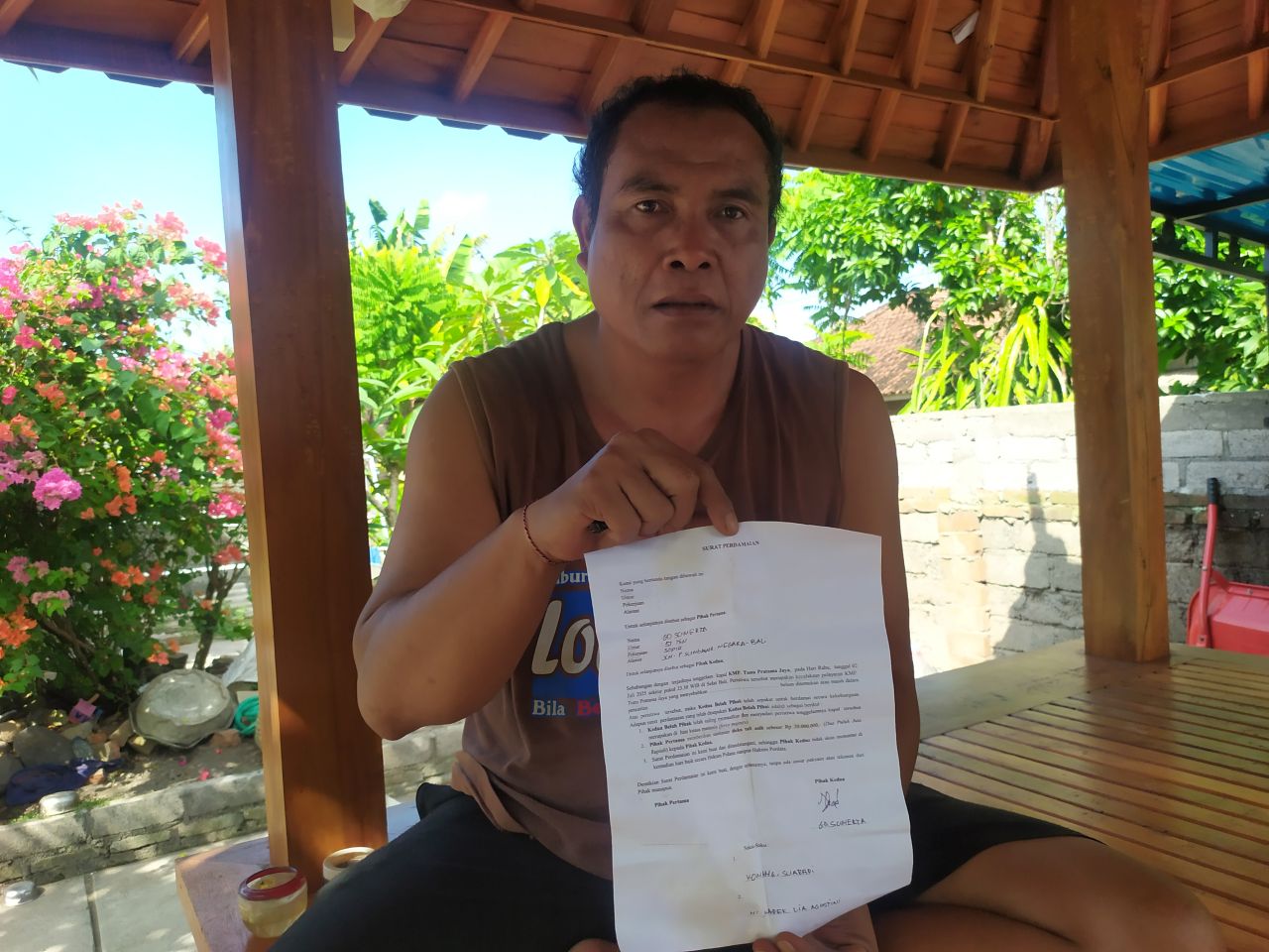 MINTA KEPASTIAN: Gede Sumerta salah satu keluarga korban hilang akibat tenggelamnya KMP Tunu Pratama Jaya. Keluarga mengaku kesulitan mengurus akta kematian.