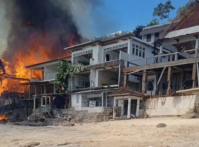TERBAKAR: Deretan bangunan di Pantai Bingin mendadak terbakar. Padahal bangunan itu dikosongkan karena hendak dibongkar.
