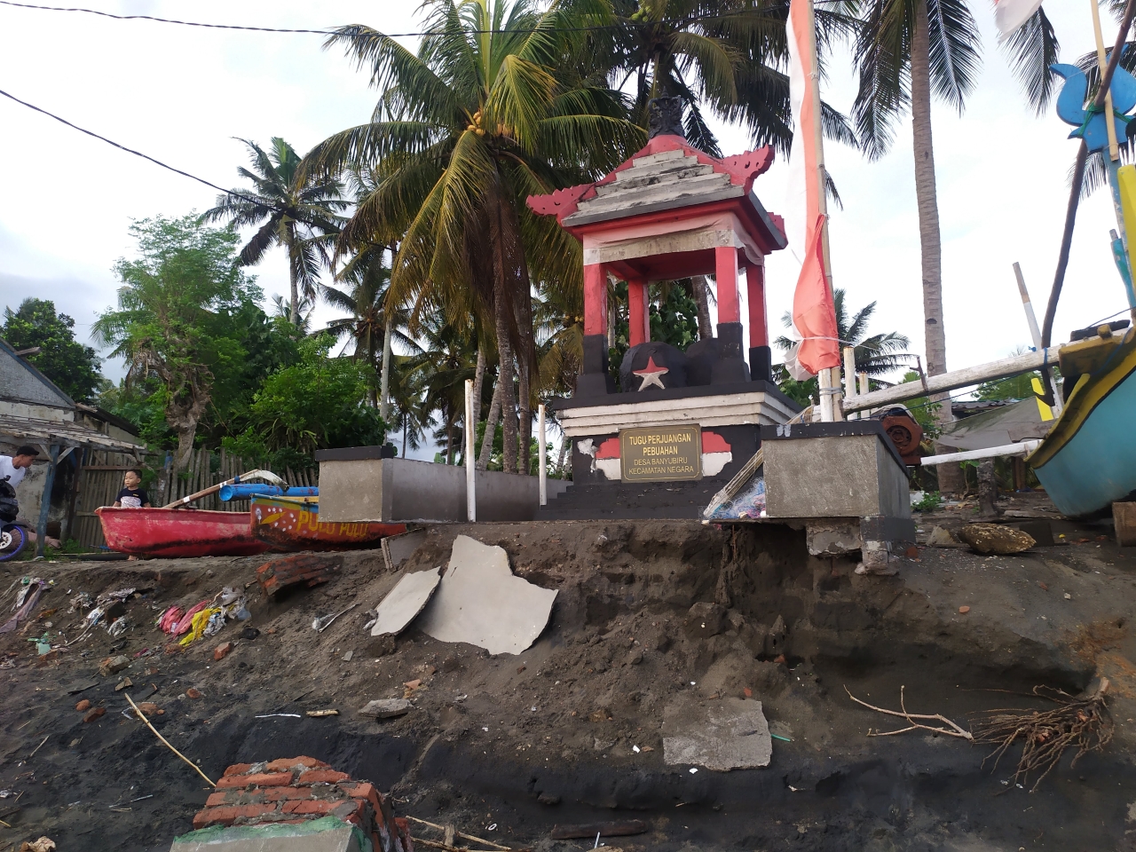 RUSAK AKIBAT ABRASI: Tugu perjuangan di Pantai Pebuahan rusak akibat tergerus abrasi. Veteran mengusulkan pemerintah membangun ulang tugu tersebut.