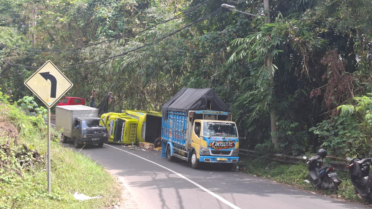 TERGULING: Kondisi truk yang terguling di jalur tanjakan Desa Sambangan.