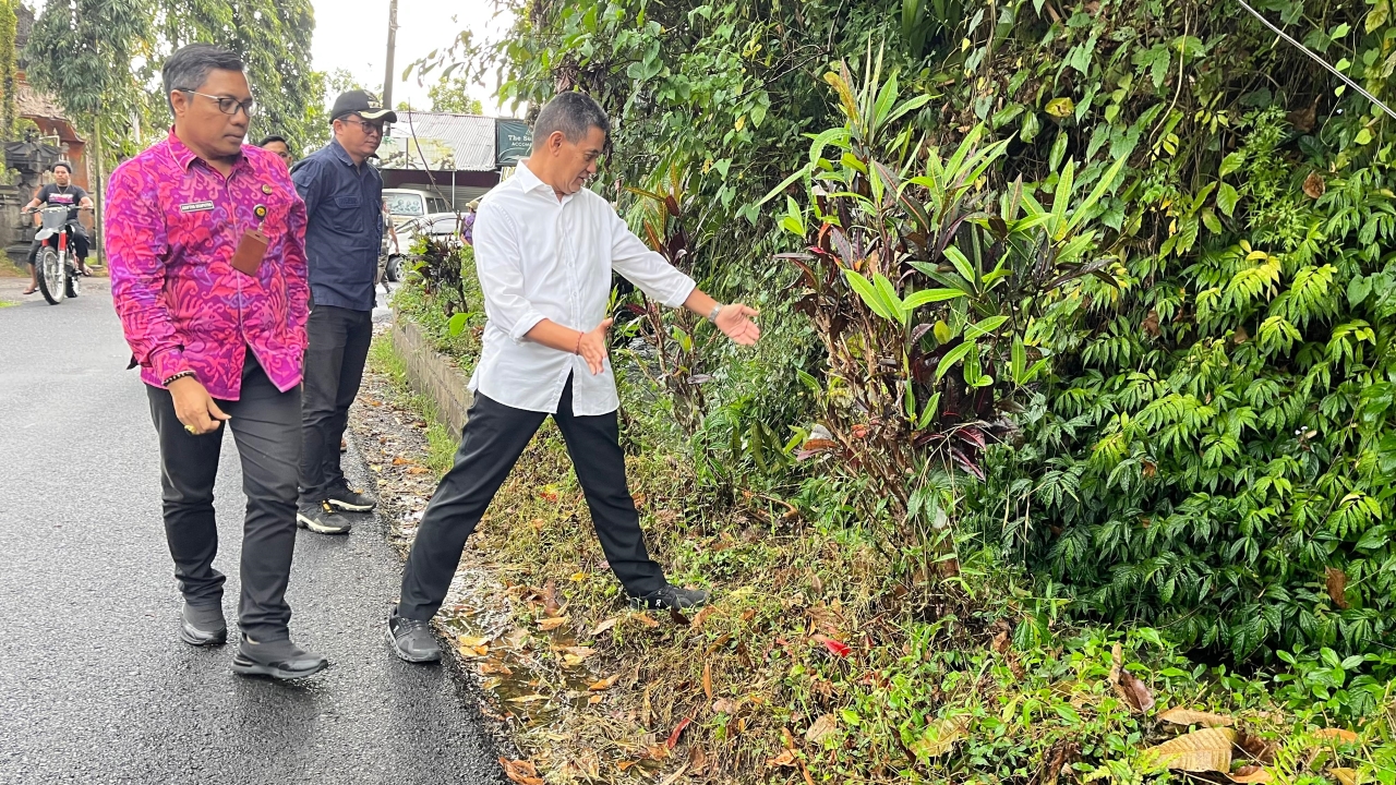 CEK KUALITAS JALAN: Wakil Bupati Buleleng, Gede Supriatna saat mengecek kualitas perbaikan jalan di Desa Sekumpul.