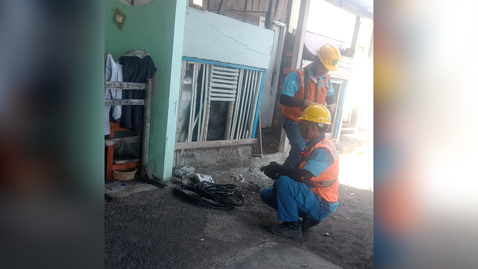 CABUT LISTRIK: Petugas dari PLN mencabut meteran listrik di warung-warung yang ada di Pantai Penimbangan. Pencabutan meteran listrik itu diduga terkait konflik lahan di lokasi tersebut.