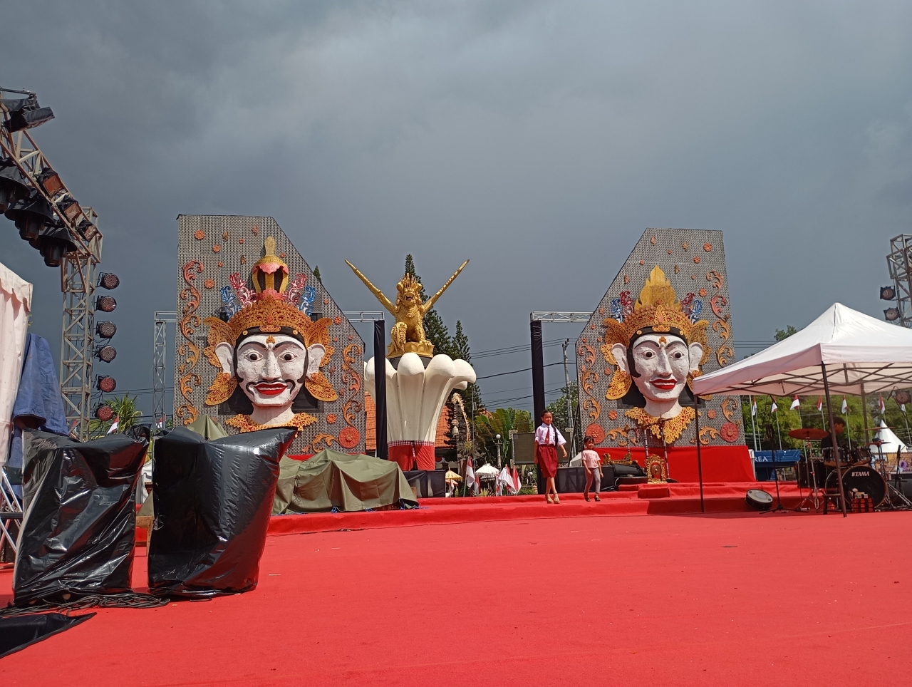 MENJULANG: Instalasi topeng tinggi menjulang di panggung utama Buleleng Festival 2025.