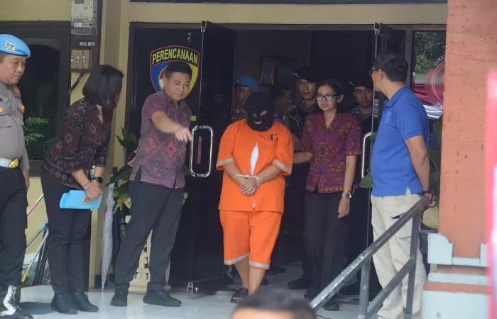 SELUNDUPKAN NARKOBA: Pengungkapan kasus penyelundupan narkoba yang dilakukan sindikat internasional. Kasus itu melibatkan seorang wanita asal Peru.