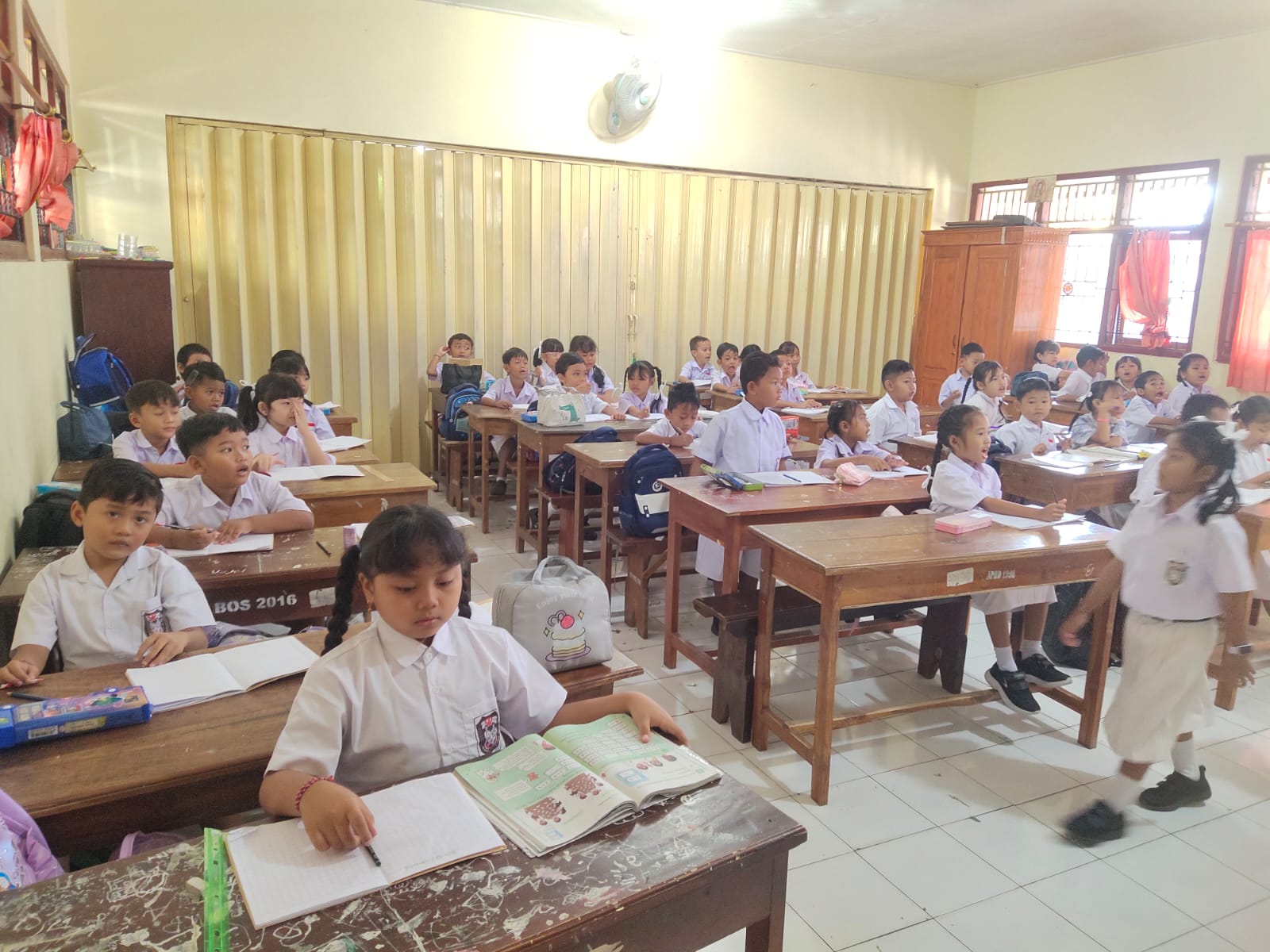 PENUH SESAK: Suasana belajar mengajar di SDN 1 Seririt. Sekolah tersebut kekurangan guru.