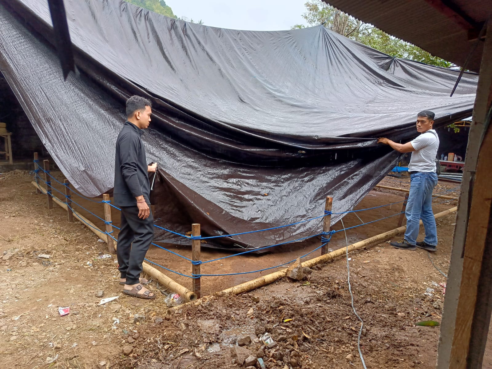 BUBARKAN: Polisi membubarkan arena tajen di Desa Unggahan, Busungbiu.