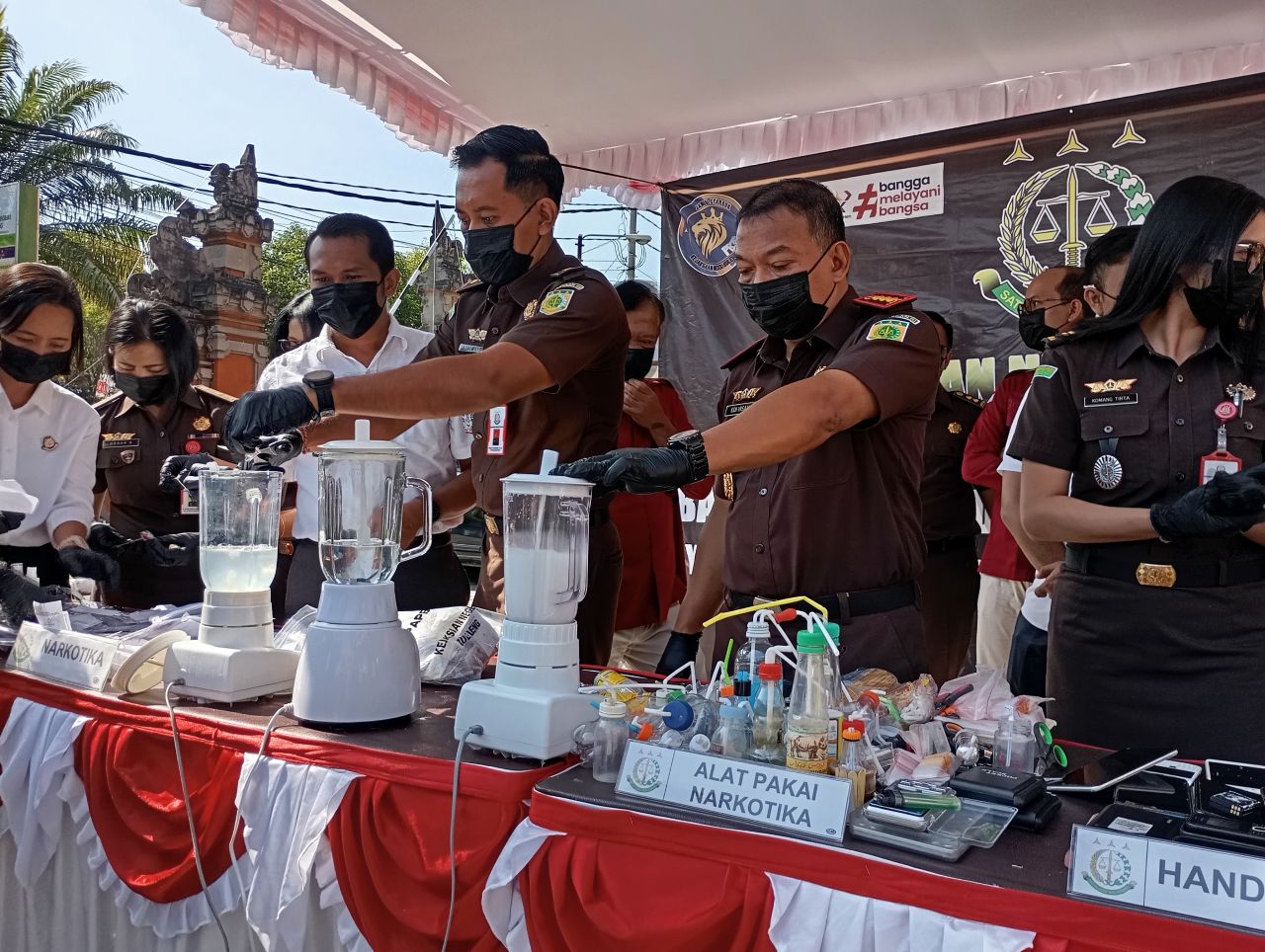 MUSNAHKAN: Proses pemusnahan  barang bukti di Kejaksaan Negeri Buleleng. Perkara narkotika masih mendominasi kasus kriminal di Bali Utara.