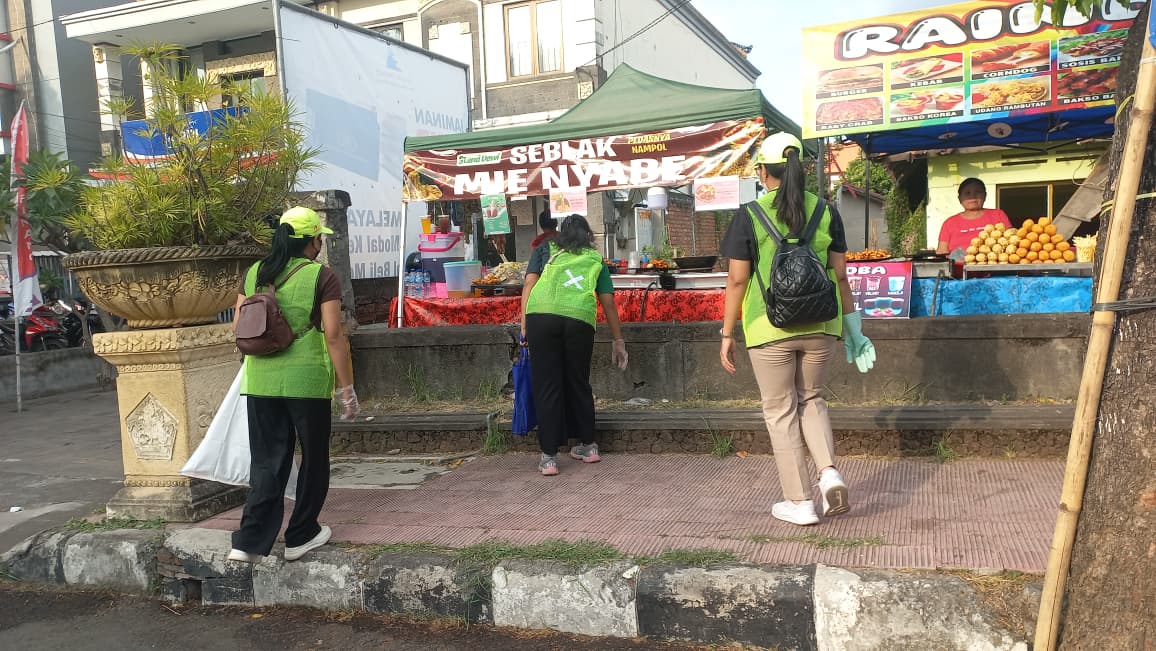 PUNGUT SAMPAH: Relawan Green Corps melakukan pembersihan sampah di sekitar area pelaksanaan Buleleng Festival 2025.