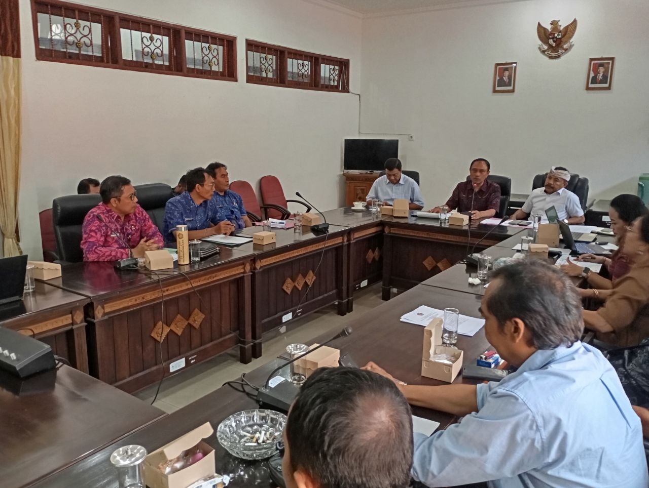 BAHAS RDTR: Suasana rapat kerja Komisi II DPRD Buleleng dengan Dinas PUTR Buleleng membahas Rencana Detail Tata Ruang (RDTR).
