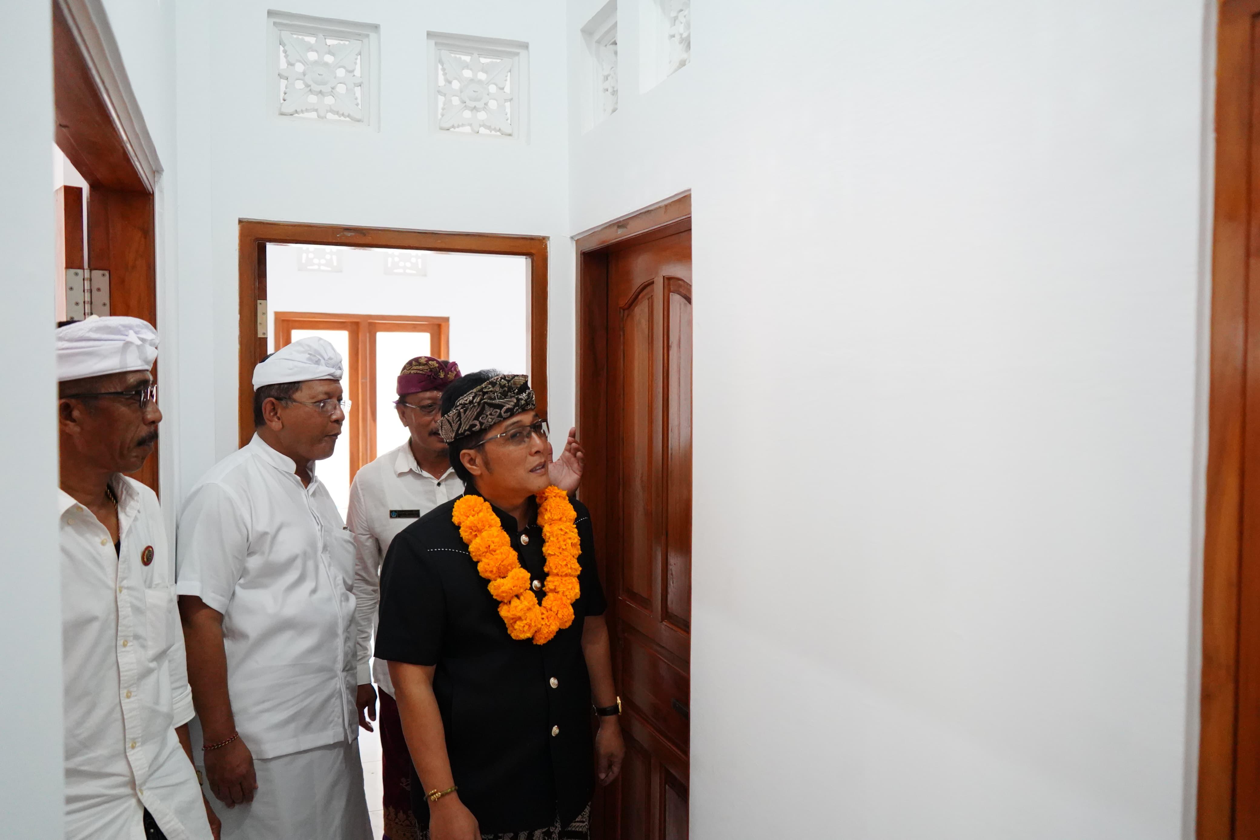 KUNJUNGI BULELENG: Wakil Gubernur Bali, Nyoman  Giri Prasta (baju hitam) saat meresmikan Kantor Kepala Desa Gunungsari, Kecamatan Seririt.