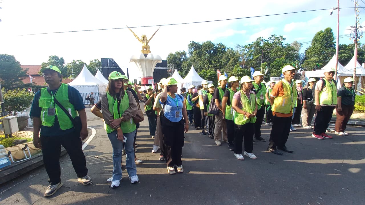 RELAWAN: Para relawan Green Force yang melakukan aksi pembersihan sekaligus edukasi kepada para pengunjung untuk memilah sampah dan membuang sampah pada tempatnya.