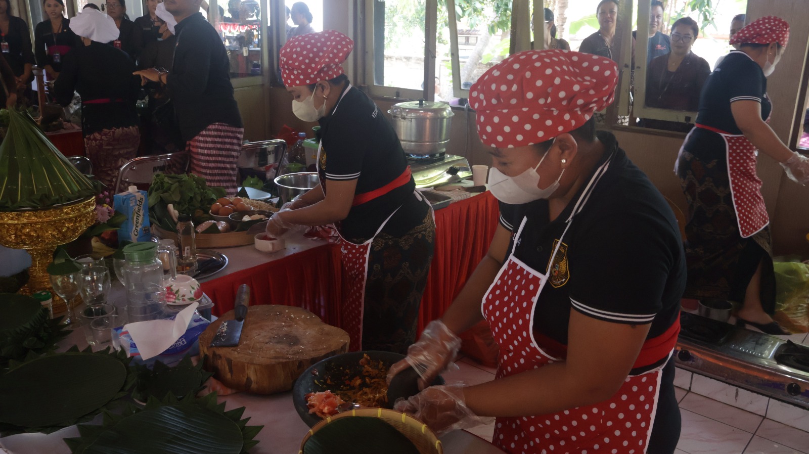LOMBA MASAK: Kader tim penggerak PKK Buleleng saat berlomba membuat menu makanan untuk mencegah stunting.