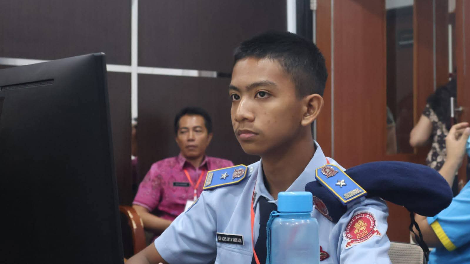 FOKUS: I Dewa Gede Agung Dean Putra Purwita saat mengikuti lomba programming di Dinas Kominfo Santi Buleleng.