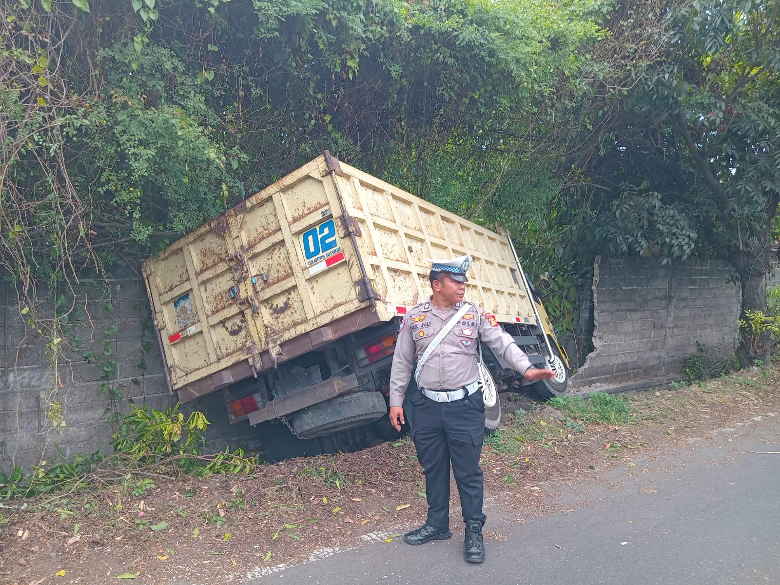 TERPEROSOK: Truk yang terperosok di Jalan Raya Singaraja&ndash;Seririt, Kabupaten Buleleng, Bali.