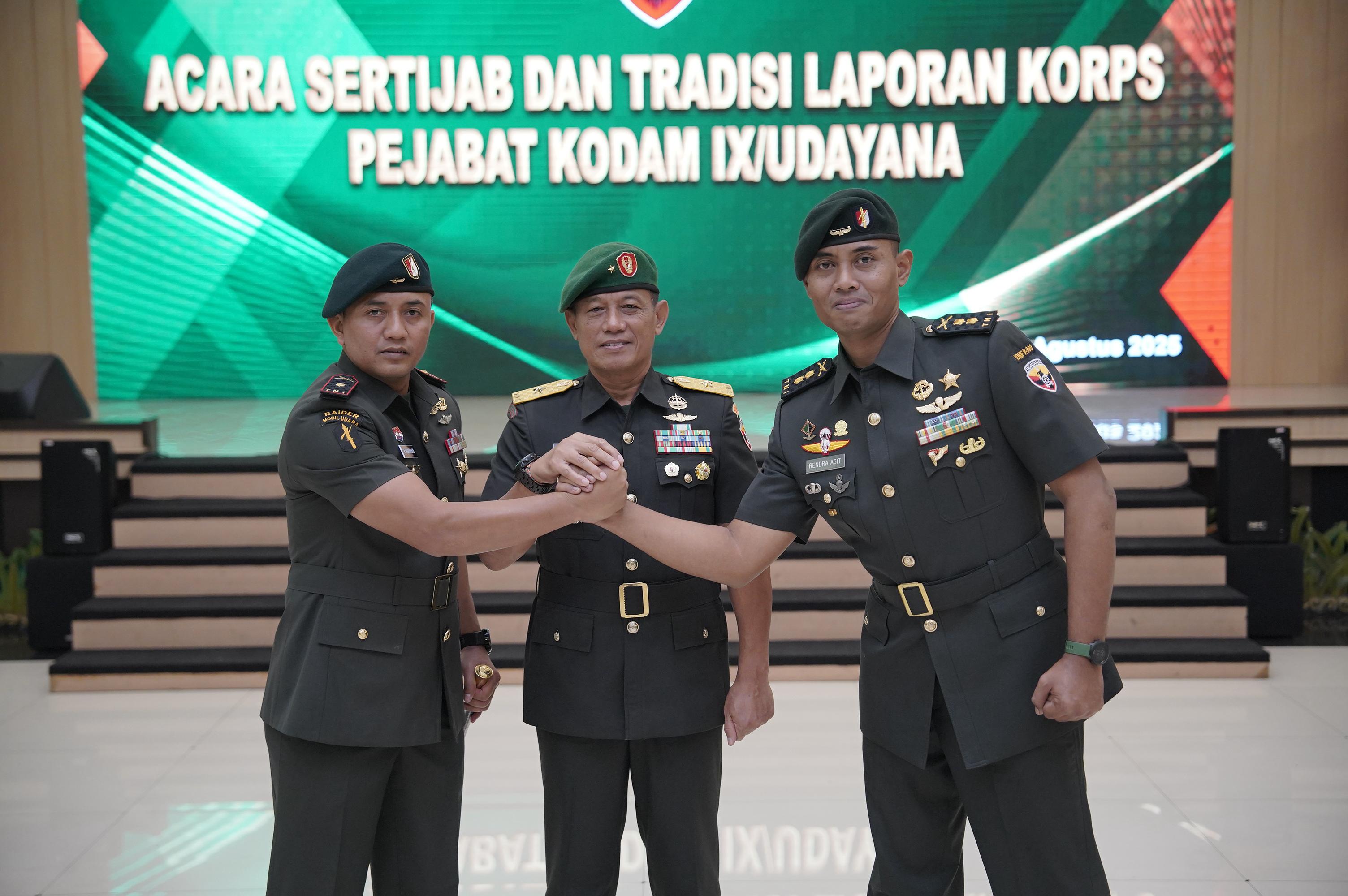 BERGANTI: Pimpinan Yonif 900/SBW kini berganti, dari Letkol Inf Rendra Agit Trisnawan (kanan) ke Mayor Inf Ari Murwanto (kiri).