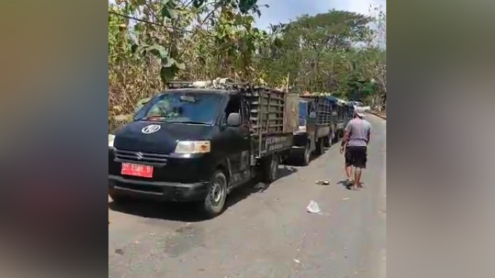 MENGULAR: Antrean mobil pengangkut sampah mengular di depan TPA Bengkala.
