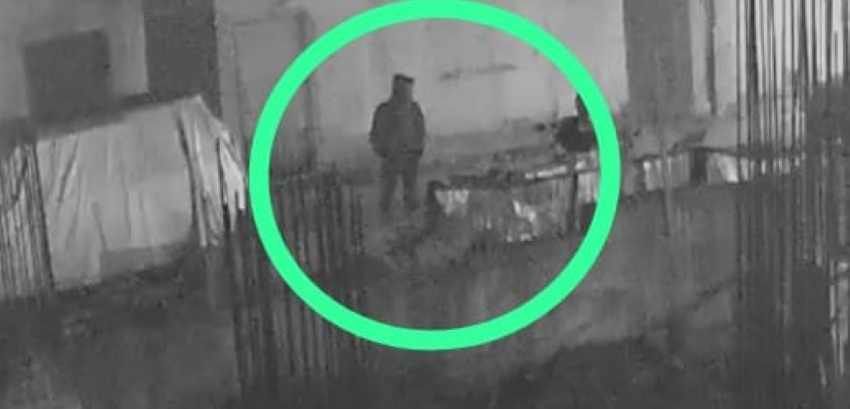 TEREKAM CCTV: Aksi pelaku pencurian di tempat ibadah. Aksinya terekam kamera CCTV.