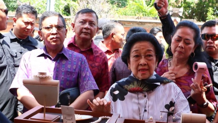 DAMPINGI MEGA: Politisi PDI Perjuangan, Hasto Kristiyanto (baju endek ungu) tampak mendampingi Ketua Umum PDIP, Megawati Soekarnoputri (kanan) saat berkunjung ke Buleleng Festival 2025.