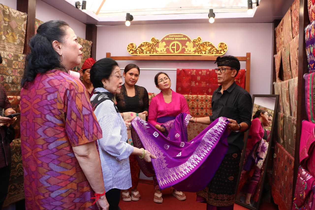 KUNJUNGI BULFEST: Ketua Umum PDI Perjuangan, Megawati Soekarnoputri (baju putih) saat mengunjungi Buleleng Festival 2025.
